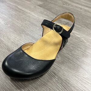 New with box Tiffani dansko sandal black